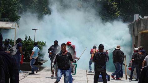 Los sindicalistas irrumpieron con palos, tubos y otras armas contundentes. Cuartoscuro