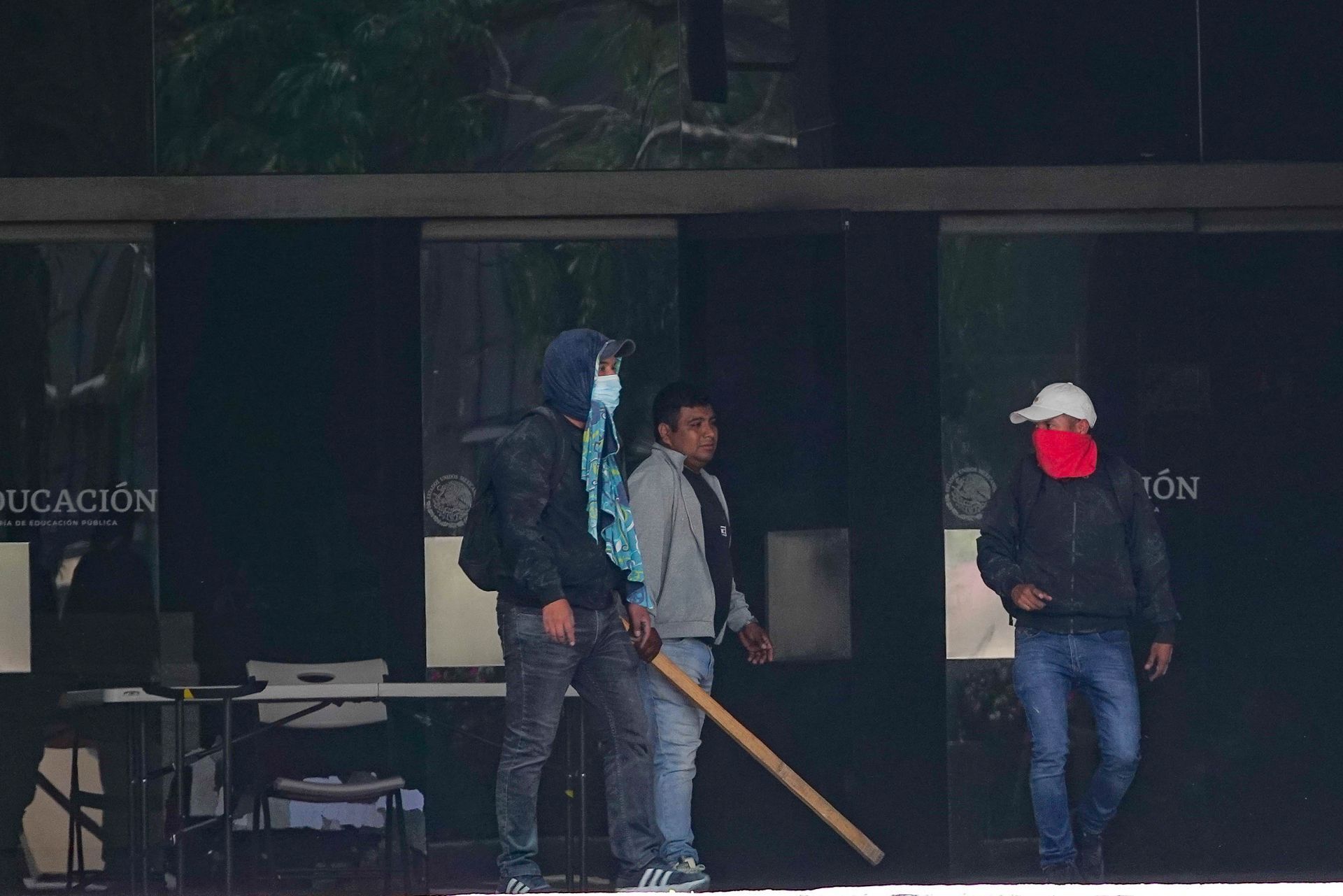 Los disturbios ocurren poco después de que un manifestante resultara gravemente herido durante una marcha. Cuartoscuro