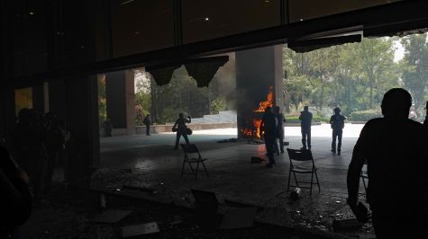 Tras destrozar los vidrios del inmueble, los sujetos prendieron fuego a varios muebles. Caurtoscuro
