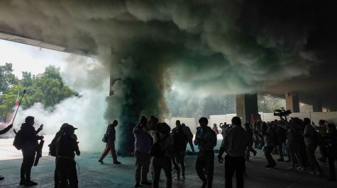Una densa columna de humo inundó el interior de las oficinas de la SEP. Cuartoscuro