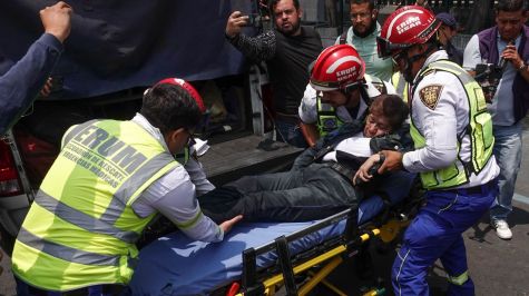 Una mujer policía tuvo que ser evacuada tras presuntamente sufrir una intoxicación. Cuartoscuro