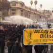 Miles de estudiantes marchan contra recortes del gobierno de Kast bajo la consigna “¡La educación pública se defiende!” (foto: EFE)
