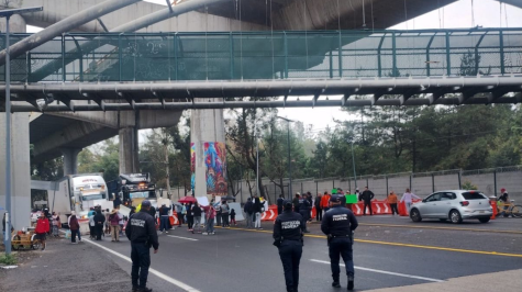 Manifestantes mantienen cerrada la autopista México-Cuernavaca mientras un accidente en la carretera federal complica aún más la circulación en el sur de la capital. @SCPPyBG