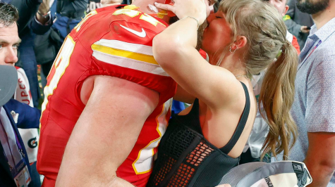 Fotografía de archivo de la estrella del pop Taylor Swift y el jugador de fútbol americano Travis Kelce. EFE/EPA/JOHN G. MABANGLO