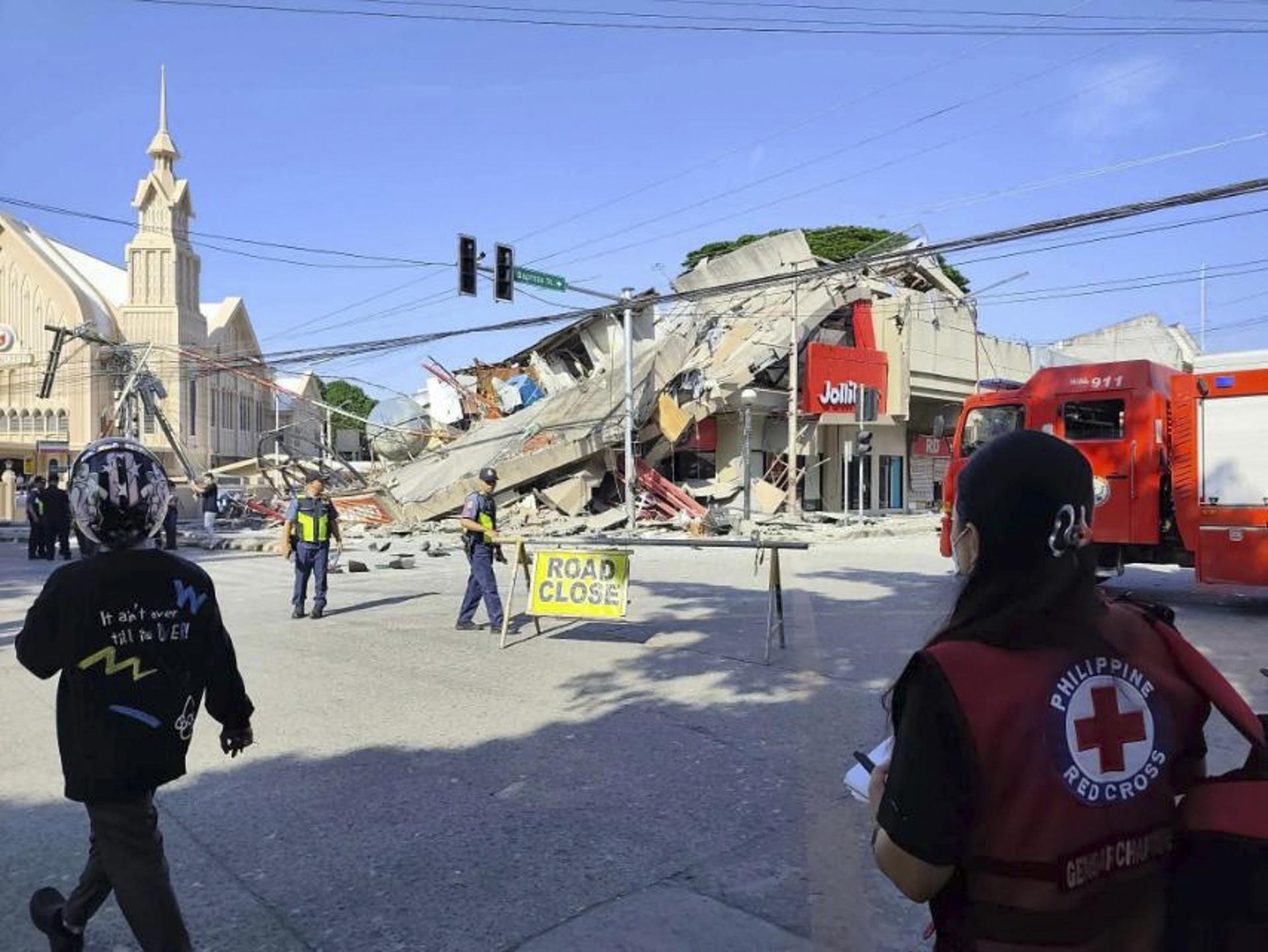 Un fuerte terremoto de 7.8 sacude la isla de Mindanao, Filipinas, dejando decenas de víctimas y afectando a 3.2 millones de estudiantes