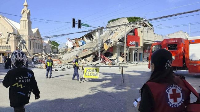 Un fuerte terremoto de 7.8 sacude la isla de Mindanao, Filipinas, dejando decenas de víctimas y afectando a 3.2 millones de estudiantes Un fuerte terremoto de 7.8 sacude la isla de Mindanao, Filipinas, dejando decenas de víctimas y afectando a 3.2 millones de estudiantes