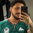 Christian Nodal se suma al ambiente mundialista al posar con la camiseta de México IG (@nodal)