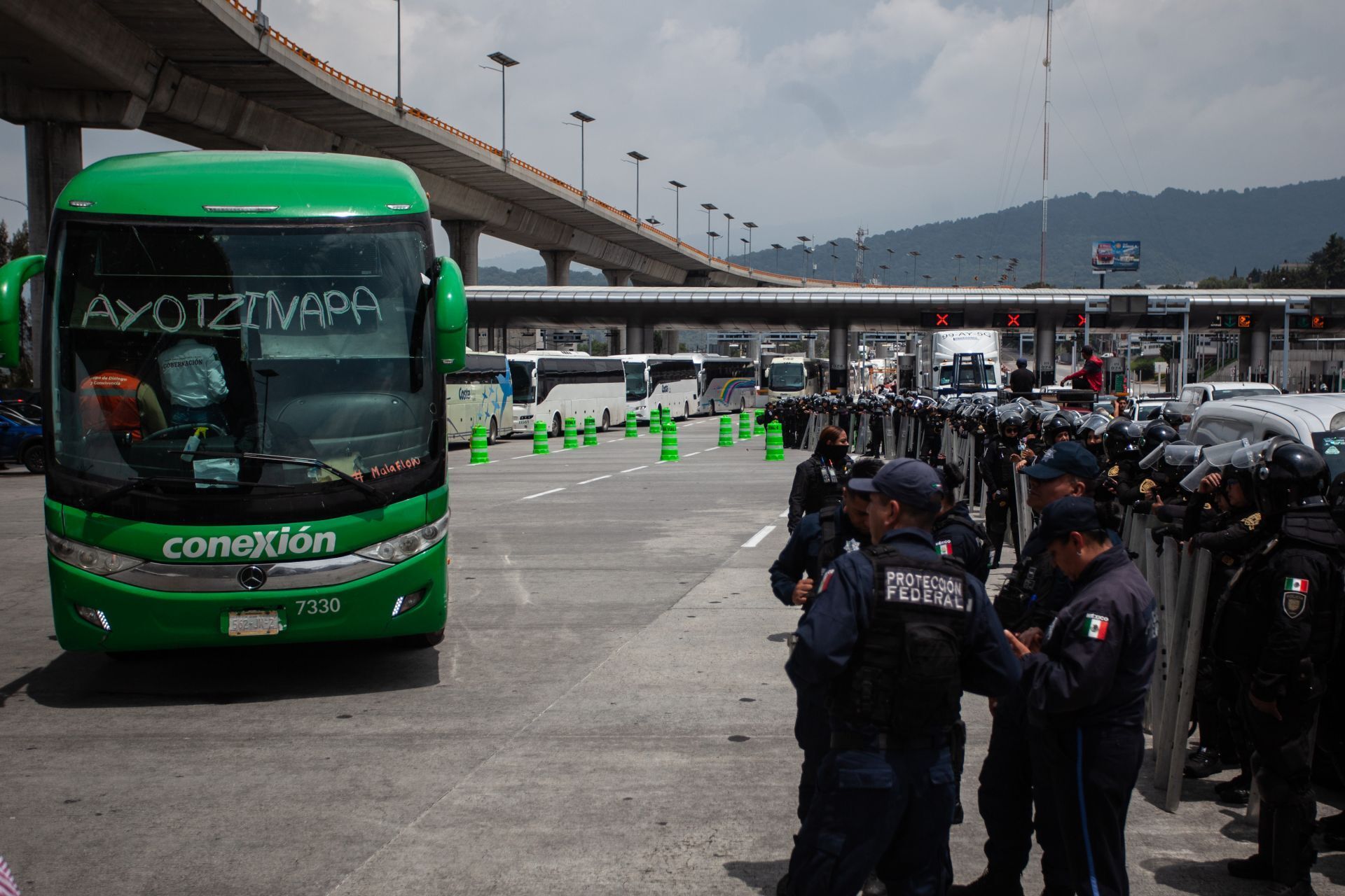 Elementos de seguridad inspeccionaron un convoy de Ayotzinapa en la caseta de Tlalpan, donde fueron asegurados 59 artefactos explosivos artesanales. Foto Cuarto Oscuro