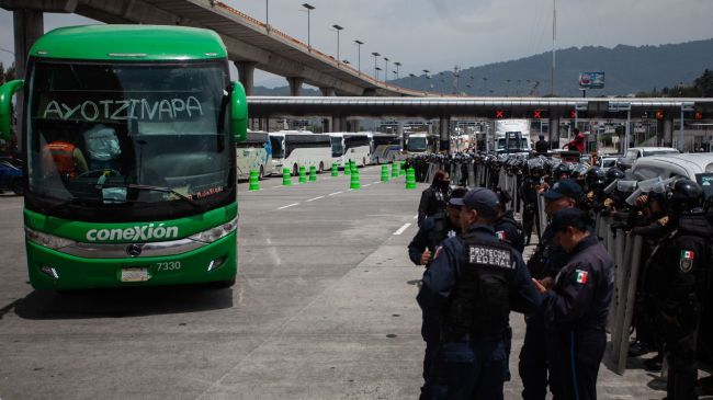 Elementos de seguridad inspeccionaron un convoy de Ayotzinapa en la caseta de Tlalpan, donde fueron asegurados 59 artefactos explosivos artesanales. Foto Cuarto Oscuro Elementos de seguridad inspeccionaron un convoy de Ayotzinapa en la caseta de Tlalpan, donde fueron asegurados 59 artefactos explosivos artesanales. Foto Cuarto Oscuro