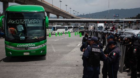 Elementos de seguridad inspeccionaron un convoy de Ayotzinapa en la caseta de Tlalpan, donde fueron asegurados 59 artefactos explosivos artesanales. Foto Cuarto Oscuro
