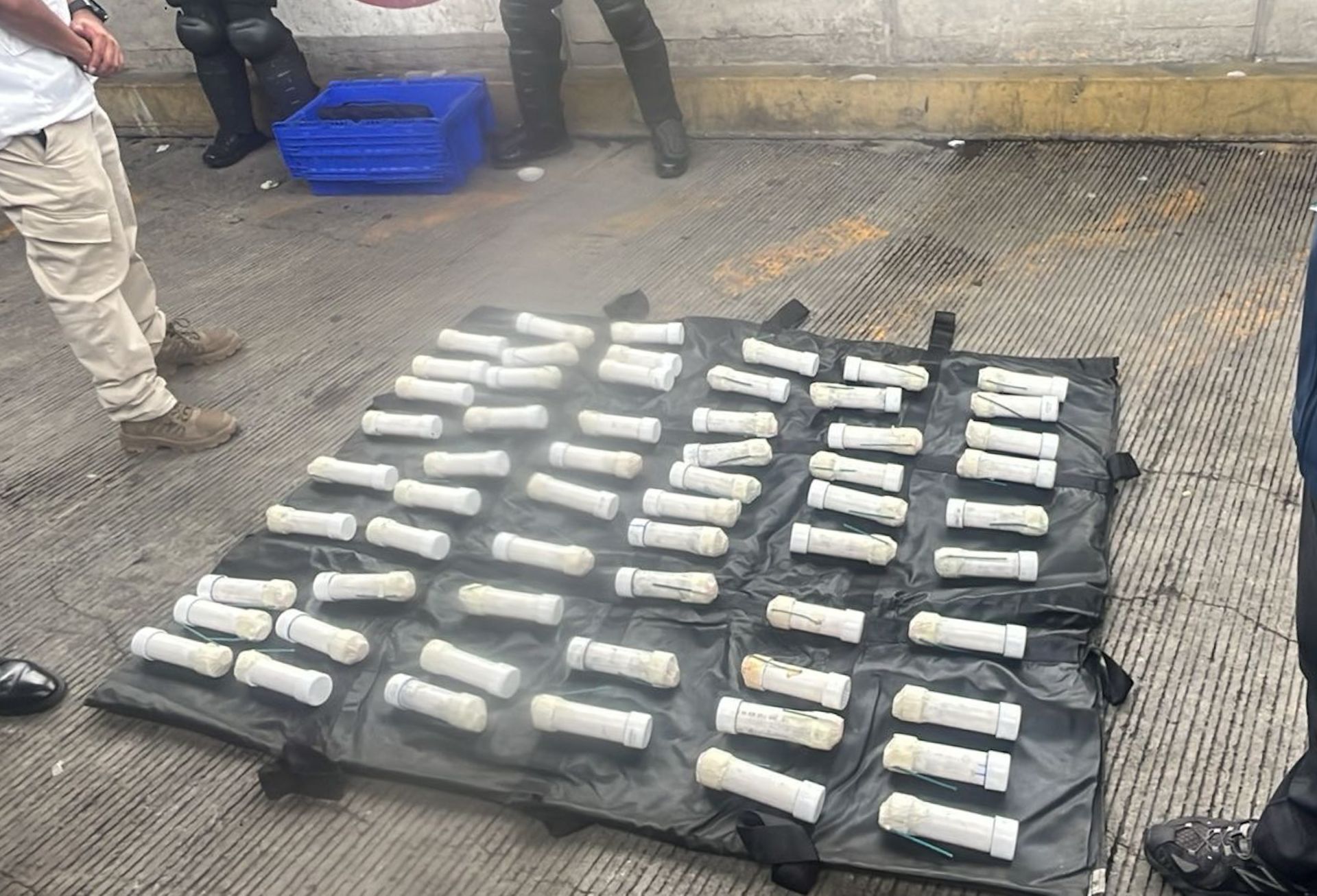 Elementos de seguridad inspeccionaron un convoy de Ayotzinapa en la caseta de Tlalpan, donde fueron asegurados 59 artefactos explosivos artesanales. Foto Cuarto Oscuro