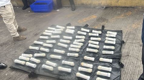 Elementos de seguridad inspeccionaron un convoy de Ayotzinapa en la caseta de Tlalpan, donde fueron asegurados 59 artefactos explosivos artesanales. Foto Cuarto Oscuro