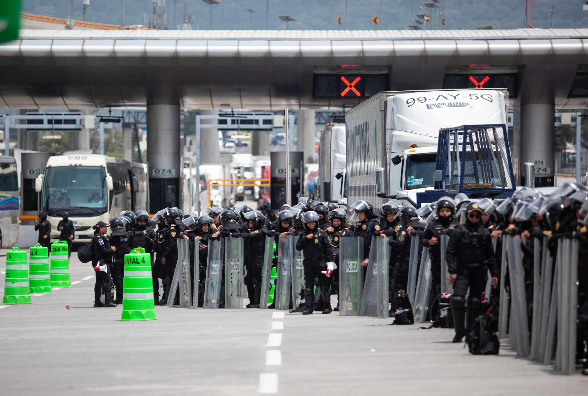 Elementos de seguridad inspeccionaron un convoy de Ayotzinapa en la caseta de Tlalpan, donde fueron asegurados 59 artefactos explosivos artesanales. Foto Cuarto Oscuro