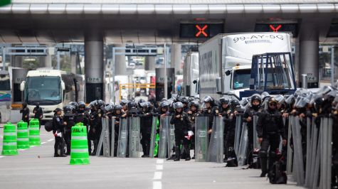 Elementos de seguridad inspeccionaron un convoy de Ayotzinapa en la caseta de Tlalpan, donde fueron asegurados 59 artefactos explosivos artesanales. Foto Cuarto Oscuro