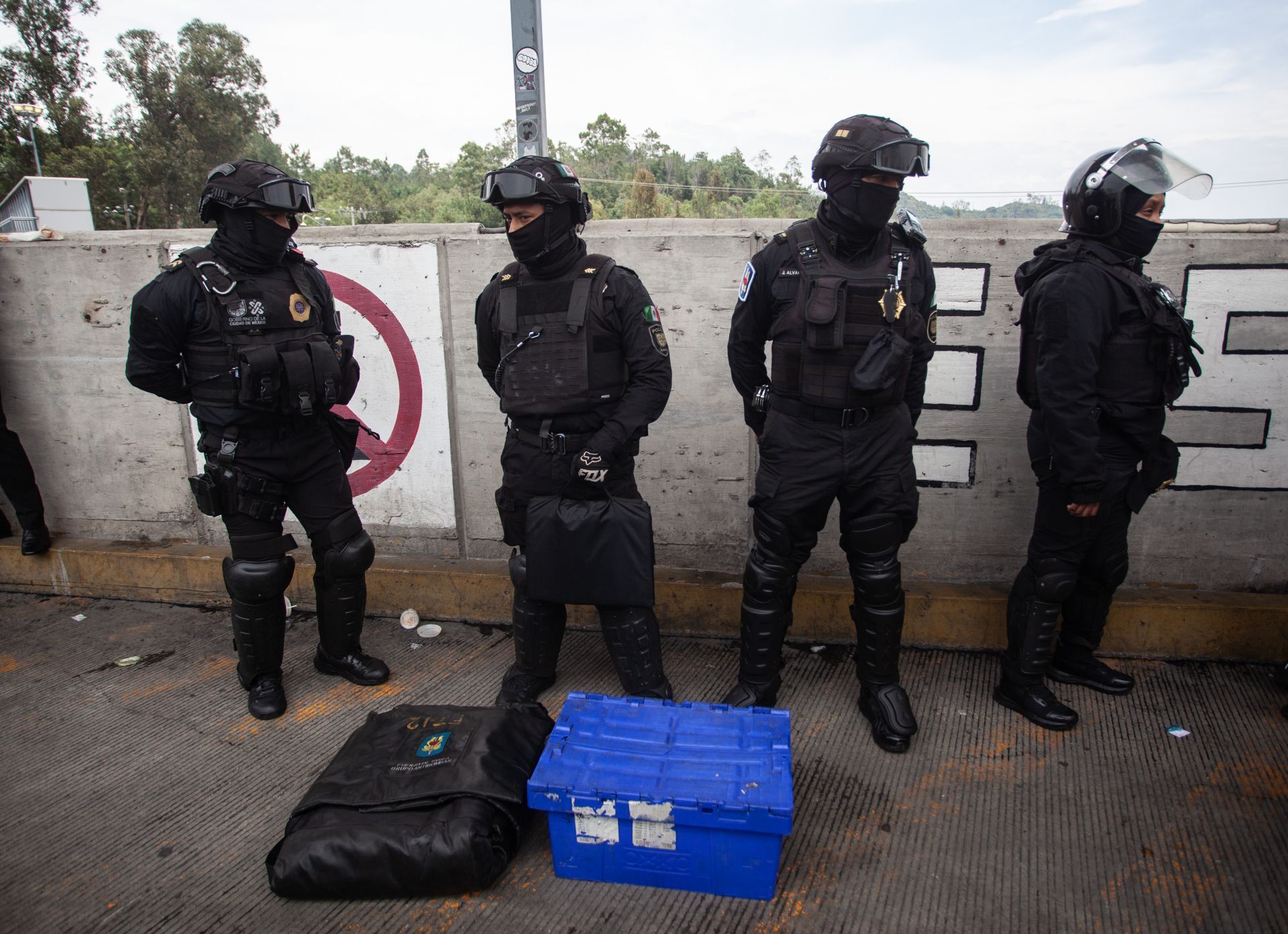 Elementos de seguridad inspeccionaron un convoy de Ayotzinapa en la caseta de Tlalpan, donde fueron asegurados 59 artefactos explosivos artesanales. Foto Cuarto Oscuro