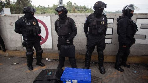 Elementos de seguridad inspeccionaron un convoy de Ayotzinapa en la caseta de Tlalpan, donde fueron asegurados 59 artefactos explosivos artesanales. Foto Cuarto Oscuro