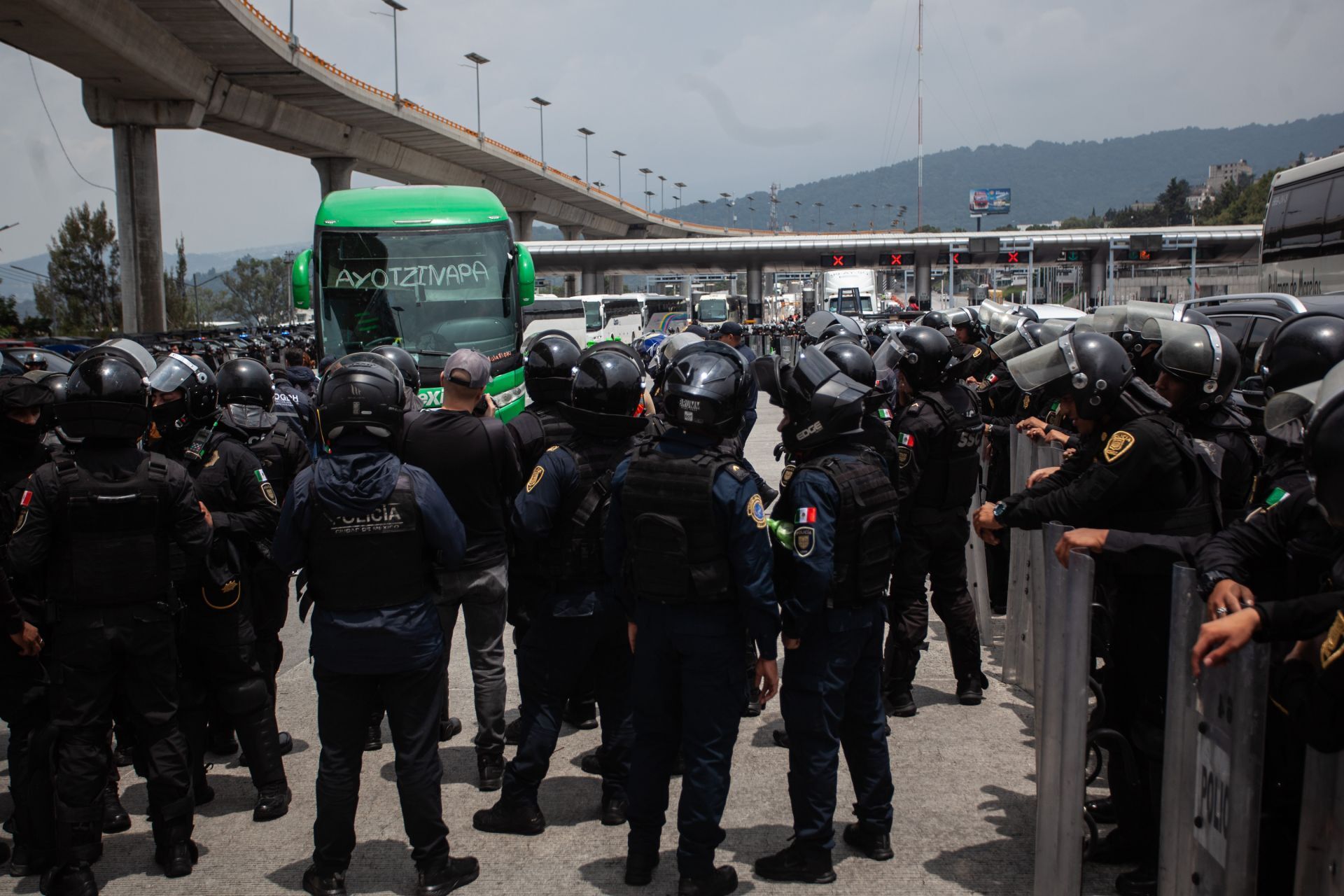 Elementos de seguridad inspeccionaron un convoy de Ayotzinapa en la caseta de Tlalpan, donde fueron asegurados 59 artefactos explosivos artesanales. Foto Cuarto Oscuro