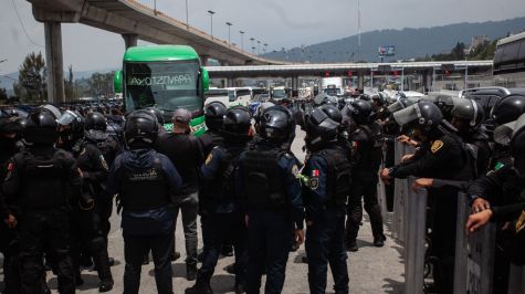 Elementos de seguridad inspeccionaron un convoy de Ayotzinapa en la caseta de Tlalpan, donde fueron asegurados 59 artefactos explosivos artesanales. Foto Cuarto Oscuro