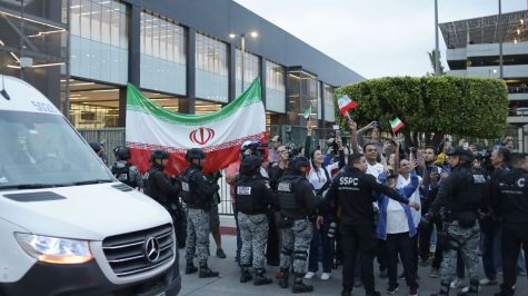 Aficionados iraníes reciben a su selección en Tijuana (Foto EFE) Aficionados iraníes reciben a su selección en Tijuana (Foto EFE)