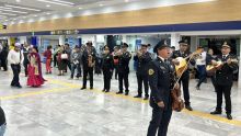 Al ritmo de mariachi, arranca la llegada de turistas para el Mundial en el AICM. (Alejandra Frausto).