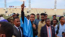 Omar Abdulkadir es recibido en Somalia por miles de personas y autoridades luego del rechazo de Estados Unidos. EFE