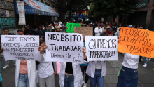 omerciantes del primer cuadro de la ciudad exigen romper el cerco de la CNTE, mientras el Gobierno de la CDMX despliega un operativo de contención sin armas en el AICM. (Foto: Cuartoscuro)