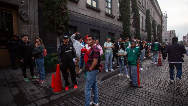 Fanáticos hace fila esta mañana a un costado de la SCJN para entrar al Fan Fest, fuertemente custodiado. Cuartoscuro Fanáticos hace fila esta mañana a un costado de la SCJN para entrar al Fan Fest, fuertemente custodiado. Cuartoscuro