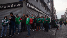 Aficionados de todas las edades hacen fila en la Plaza de la Constitución para ingresar al FanFest, en una jornada blindada por las autoridades tras las intensas protestas de la víspera mundialista. (Foto: Cuartoscuro)