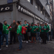 Aficionados de todas las edades hacen fila en la Plaza de la Constitución para ingresar al FanFest, en una jornada blindada por las autoridades tras las intensas protestas de la víspera mundialista. (Foto: Cuartoscuro)