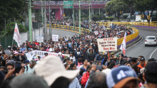 Tras las fuertes movilizaciones de ayer, distintas organizaciones caminan sobre Calzada de Tlalpan rumbo al Estadio Azteca. (Foto: Cuartoscuro)
