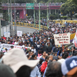 Tras las fuertes movilizaciones de ayer, distintas organizaciones caminan sobre Calzada de Tlalpan rumbo al Estadio Azteca. (Foto: Cuartoscuro) Tras las fuertes movilizaciones de ayer, distintas organizaciones caminan sobre Calzada de Tlalpan rumbo al Estadio Azteca. (Foto: Cuartoscuro)