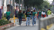 Si tienes boleto para el histórico encuentro inaugural entre la Selección Mexicana y Sudáfrica, toma nota: intentar aproximarse al recinto deportivo en auto particular, Uber o servicios similares es completamente imposible. Cuartoscuro