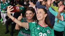 Portando una playera de la Selección Mexicana con el número 26, la mandataria aprovechó los momentos previos al encuentro contra Sudáfrica para saludar y abrazar a las familias (Foto: Cuartoscuro)