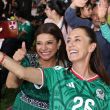 Portando una playera de la Selección Mexicana con el número 26, la mandataria aprovechó los momentos previos al encuentro contra Sudáfrica para saludar y abrazar a las familias (Foto: Cuartoscuro) Portando una playera de la Selección Mexicana con el número 26, la mandataria aprovechó los momentos previos al encuentro contra Sudáfrica para saludar y abrazar a las familias (Foto: Cuartoscuro)