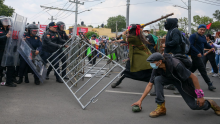 Sujetos encapuchados agredieron a policías capitalinos durante el partido inaugural. Cuartoscuro
