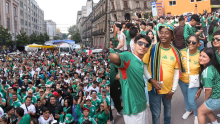 La plancha del Zócalo Capitalino lució un sobrecupo histórico durante los primeros minutos del partido inaugural, obligando a las autoridades a abrir una sede alterna para los fanáticos en la Plaza Garibaldi. (Foto: @GobCDMX)
