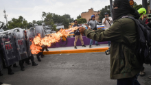 Un vehículo volcado y restos de proyectiles quedaron sobre el pavimento de la Avenida del Imán tras el choque entre el Bloque Negro y elementos de la policía capitalina. (Foto: Cuartoscuro)