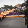 Un vehículo volcado y restos de proyectiles quedaron sobre el pavimento de la Avenida del Imán tras el choque entre el Bloque Negro y elementos de la policía capitalina. (Foto: Cuartoscuro)