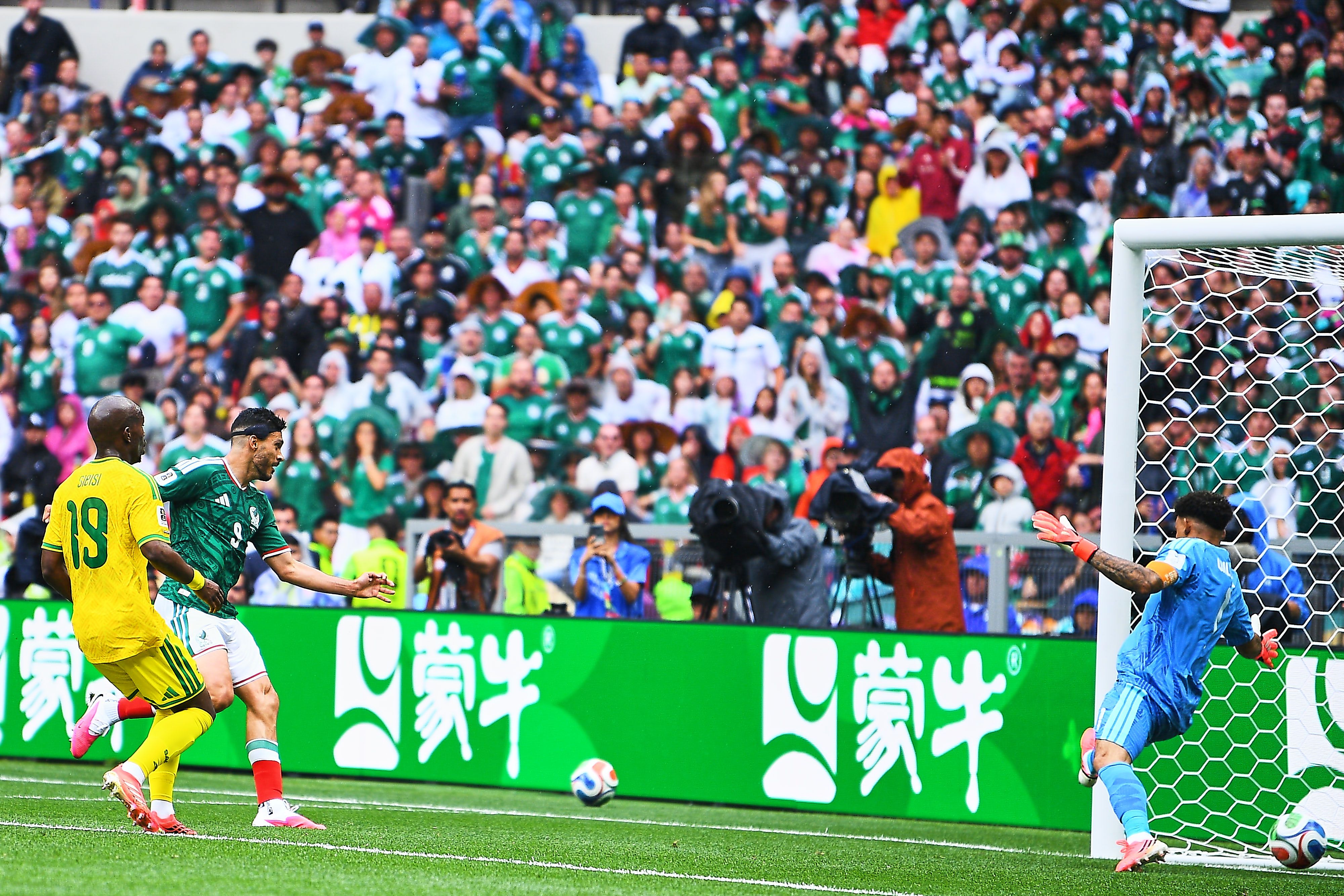 De cabeza, Raúl Jiménez anotó su primer gol en una Copa del Mundo