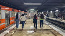 Las estaciones del centro de la capital pertenecientes a la Línea 2 continúan con las cortinas abajo debido a los bloqueos y marchas que se desarrollan al exterior. (Foto:Cuartoscuro)