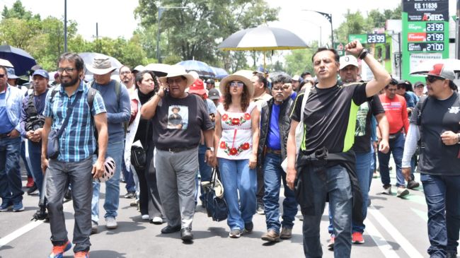 Integrantes de la CNTE desistieron de llegar al Estadio Ciudad de México. Foto Noemí López Integrantes de la CNTE desistieron de llegar al Estadio Ciudad de México. Foto Noemí López