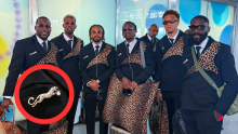 Los jugadores de la República Democrática del Congo combinaron la formalidad del traje negro con la identidad de "Los Leopardos" a su llegada a Texas. (Foto: @FecofaRdc)