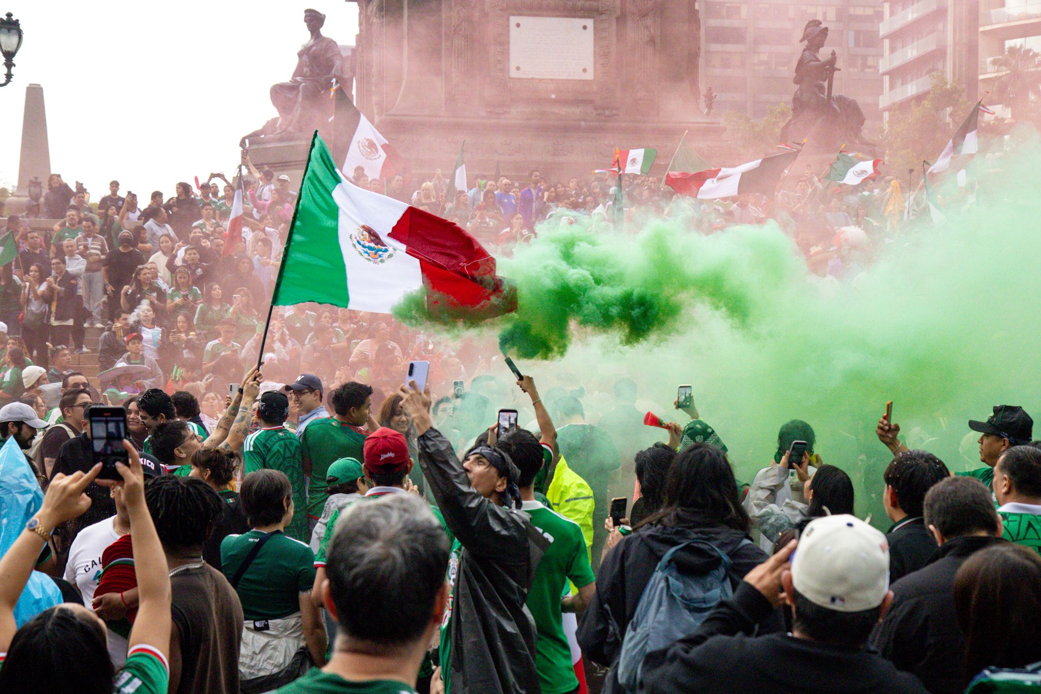Miles de fanáticos celebraron la victoria de México con una gran fiesta en el Ángel de la Independencia (Fotos: Brandon Díaz de León)