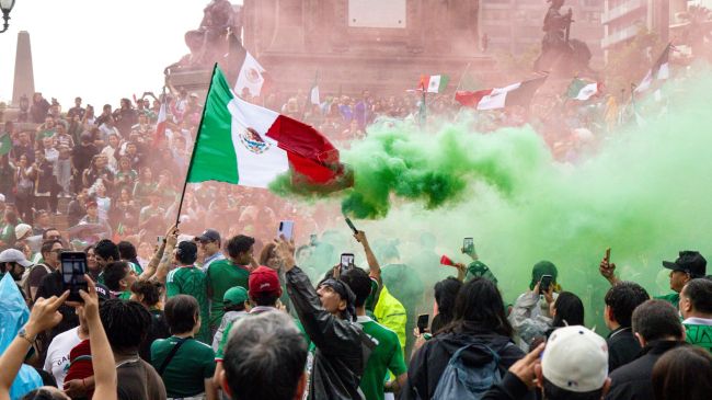 Miles de fanáticos celebraron la victoria de México con una gran fiesta en el Ángel de la Independencia (Fotos: Brandon Díaz de León)