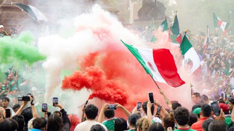 Miles de fanáticos celebraron la victoria de México con una gran fiesta en el Ángel de la Independencia (Fotos: Brandon Díaz de León)