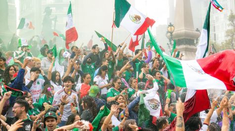 Miles de fanáticos celebraron la victoria de México con una gran fiesta en el Ángel de la Independencia (Fotos: Brandon Díaz de León)