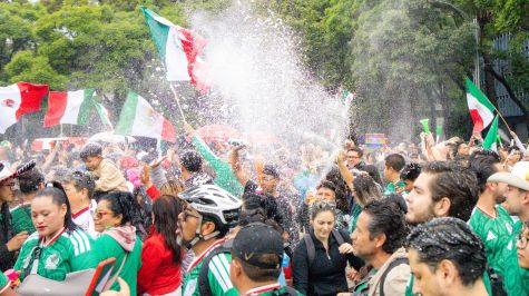 Miles de fanáticos celebraron la victoria de México con una gran fiesta en el Ángel de la Independencia (Fotos: Brandon Díaz de León)