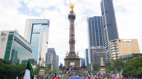 Miles de fanáticos celebraron la victoria de México con una gran fiesta en el Ángel de la Independencia (Fotos: Brandon Díaz de León)