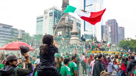 Miles de fanáticos celebraron la victoria de México con una gran fiesta en el Ángel de la Independencia (Fotos: Brandon Díaz de León)