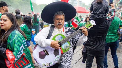 Miles de fanáticos celebraron la victoria de México con una gran fiesta en el Ángel de la Independencia (Fotos: Brandon Díaz de León)